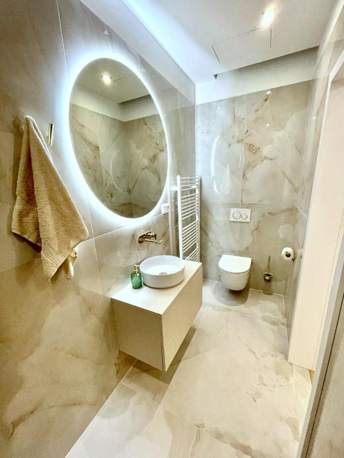 Stylish 3 Bedroom Apartment In The Hearth Of City Center With History Братислава Екстер'єр фото